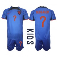 Otroški Nogometni dresi Nizozemska Steven Bergwijn #7 Gostujoči SP 2022 Kratek Rokav (+ Kratke hlače)